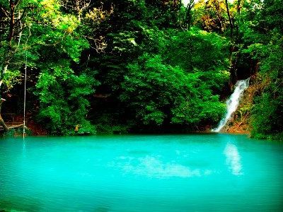 Γαλάζια Λίμνη Σκρα με τιρκουάζ νερά και καταρράκτες